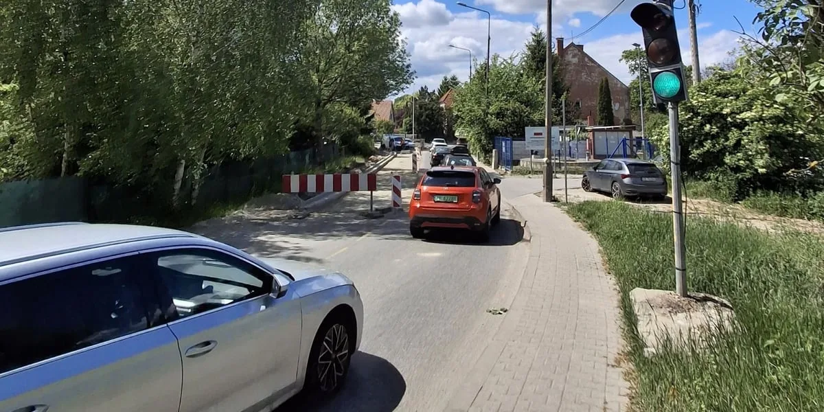Utrudnienia w Leśnicy z powodu prac asfaltowych na skrzyżowaniu