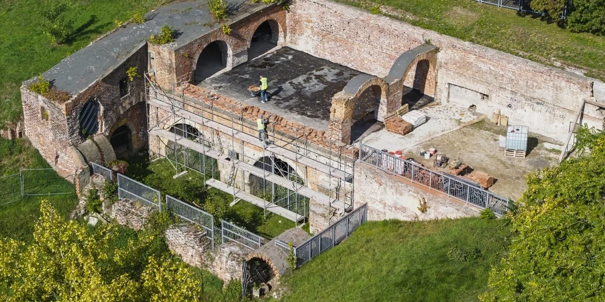 Renowacja Bastionu Ceglarskiego na Wzgórzu Polskim w toku