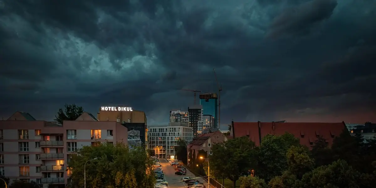 Ostrzeżenie IMGW dla Wrocławia przed burzami i intensywnym deszczem na piątek 17 lipca