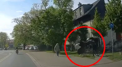 Rowerzysta oskarżony o popchnięcie seniorki, nie przyznaje się do winy