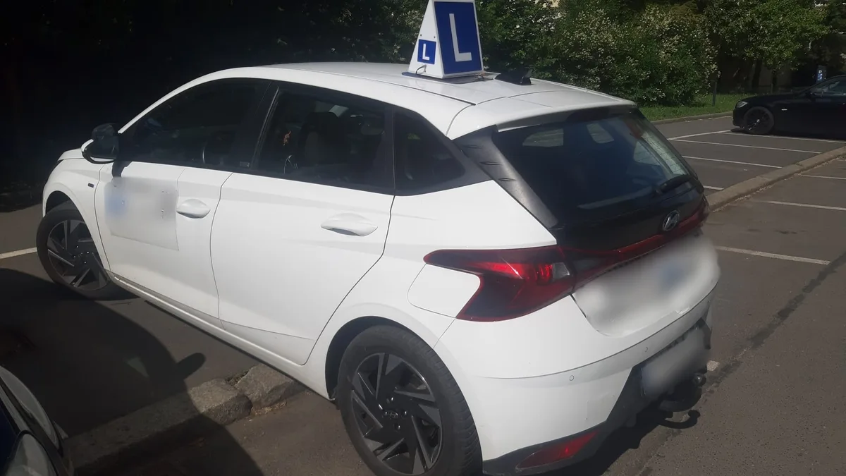Instruktor nauki jazdy z aktywnym zakazem sądowym szkolił kursanta bez ważnych badań technicznych pojazdu