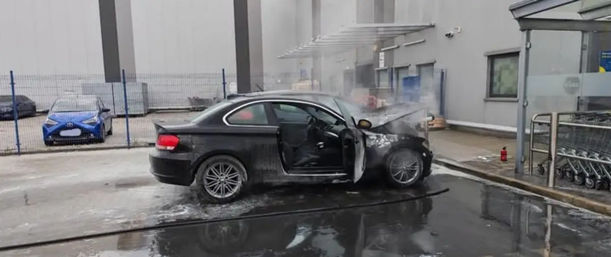 Pożar auta na parkingu przy centrum handlowym we Wrocławiu