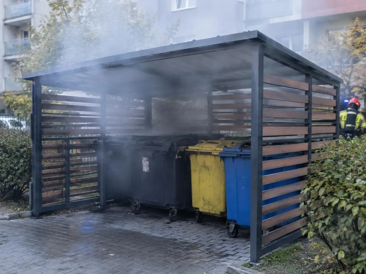 Zatrzymanie 28-latka podejrzanego o podpalenie wiat śmietnikowych we Wrocławiu