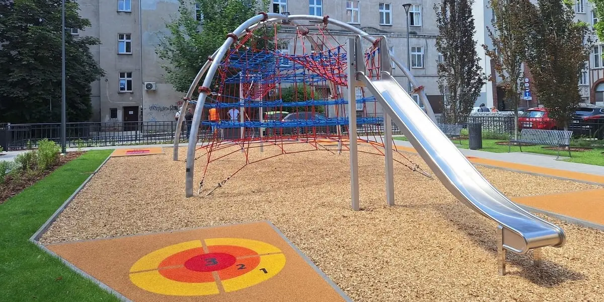 Nowy plac zabaw na podwórku przy ul. Nowej z urządzeniami rekreacyjnymi