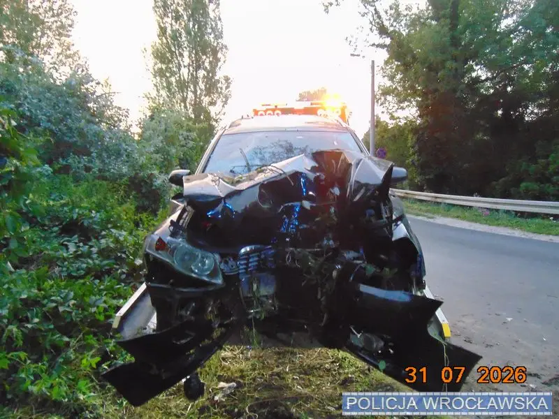 Wypadek drogowy spowodowany przez pijanego kierowcę z zakazem prowadzenia pojazdów