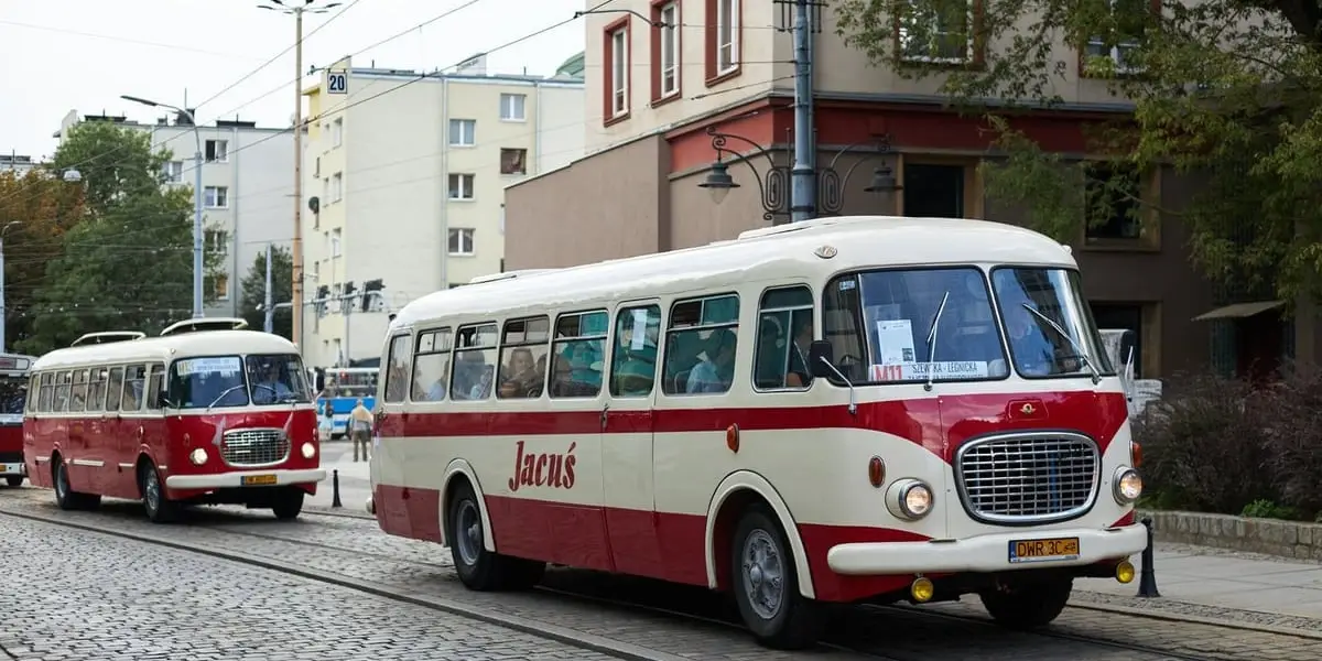 Bezpłatna wycieczka zabytkowym autobusem do Ratowic z okazji śladów Baltazara Działasa