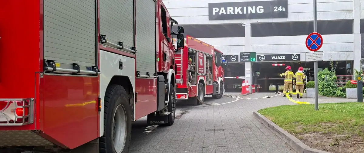 Pożar samochodu osobowego na parkingu przy ul. Strzegomskiej