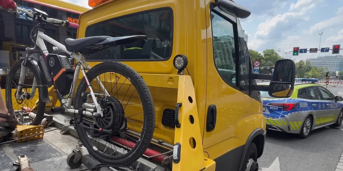 Wrocławska policja zatrzymała kierowcę elektrycznego motocykla udającego rowerzystę
