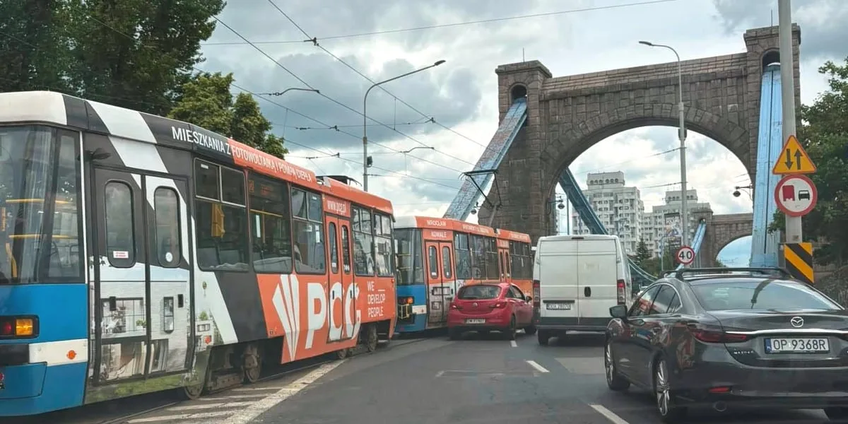 Zablokowany przejazd tramwajów przez Most Grunwaldzki po kolizji z autem osobowym
